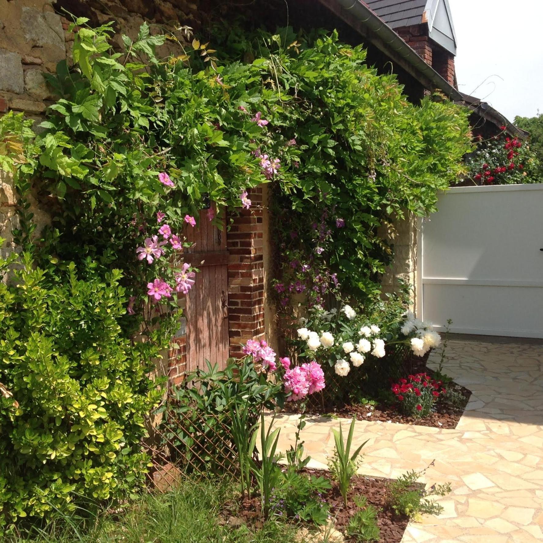 La Bicoque En Puisaye Hotel Saint-Amand-en-Puisaye Exterior photo